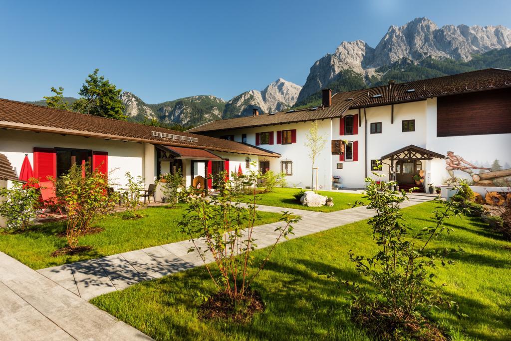 Bayern Resort Hotel - Adults Only - Mit Zugspitzblick - Eibsee-Naehe - Wellnessbereich - Naturpool Im Sommer Grainau Esterno foto